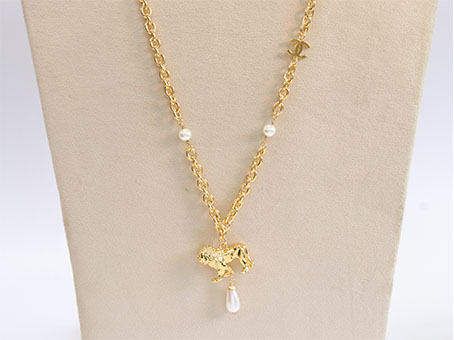 Lion and pearl drop link double C chain