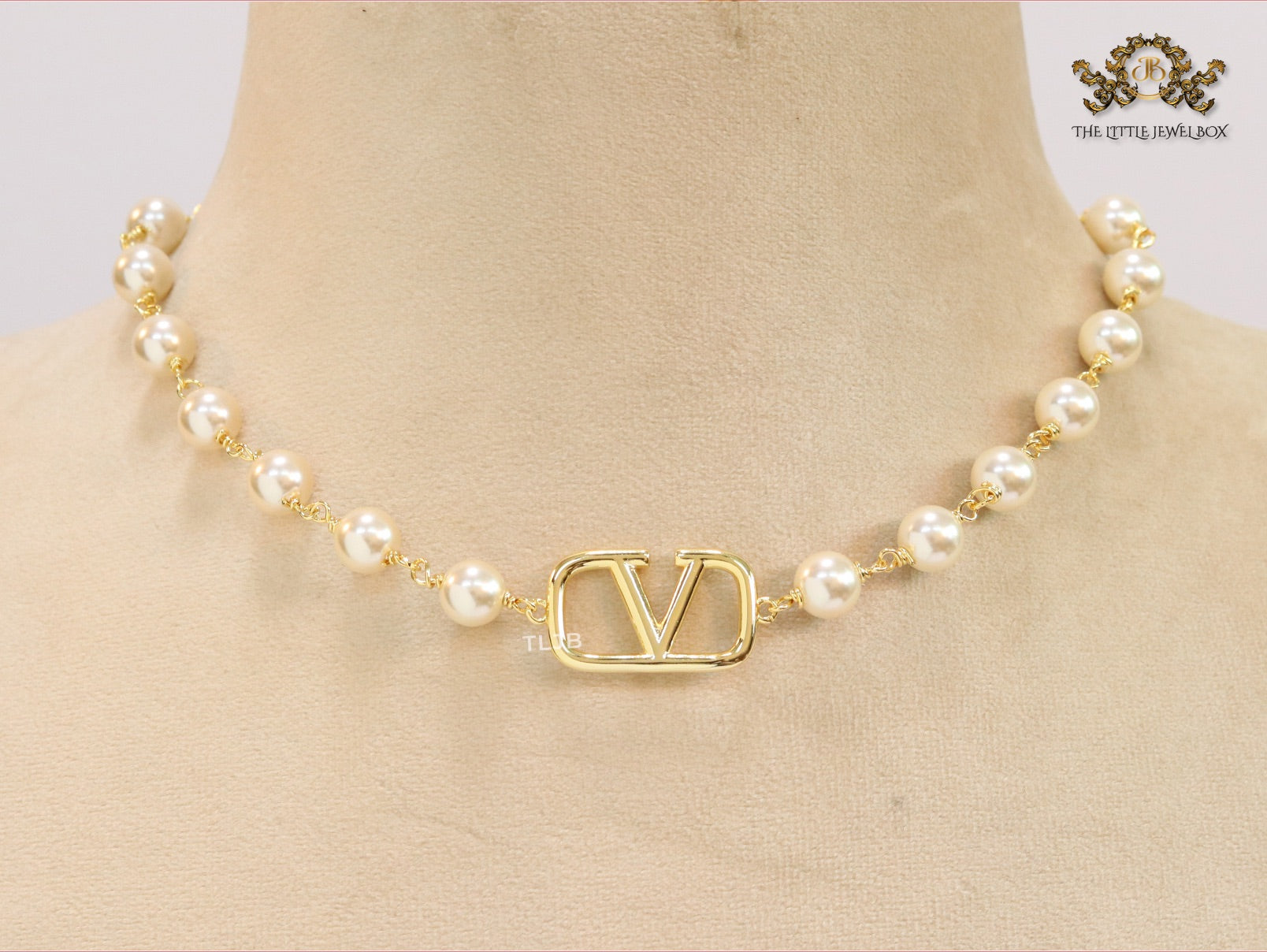 Alphabet V pearl and gold necklace