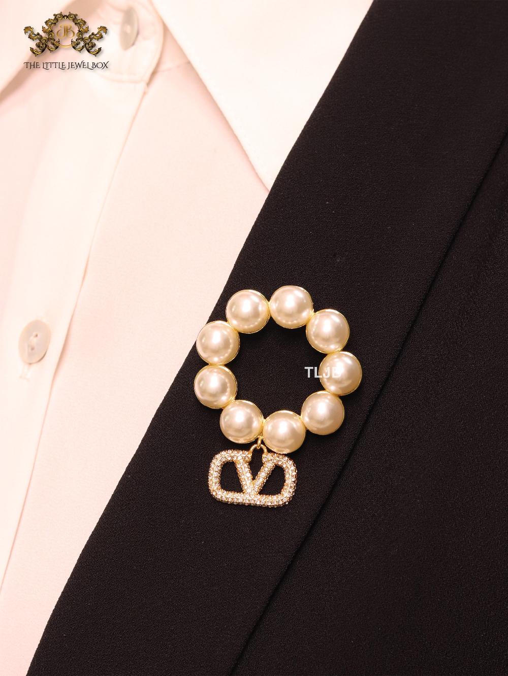Alphabet V off white pearl and gold brooch