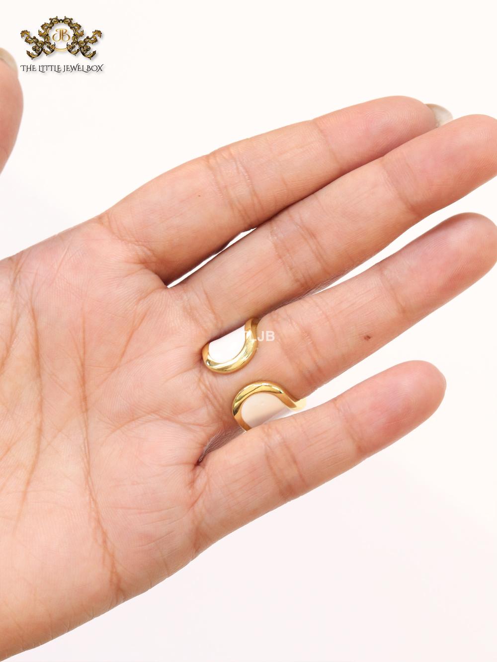 Open V and white enamel bold ring