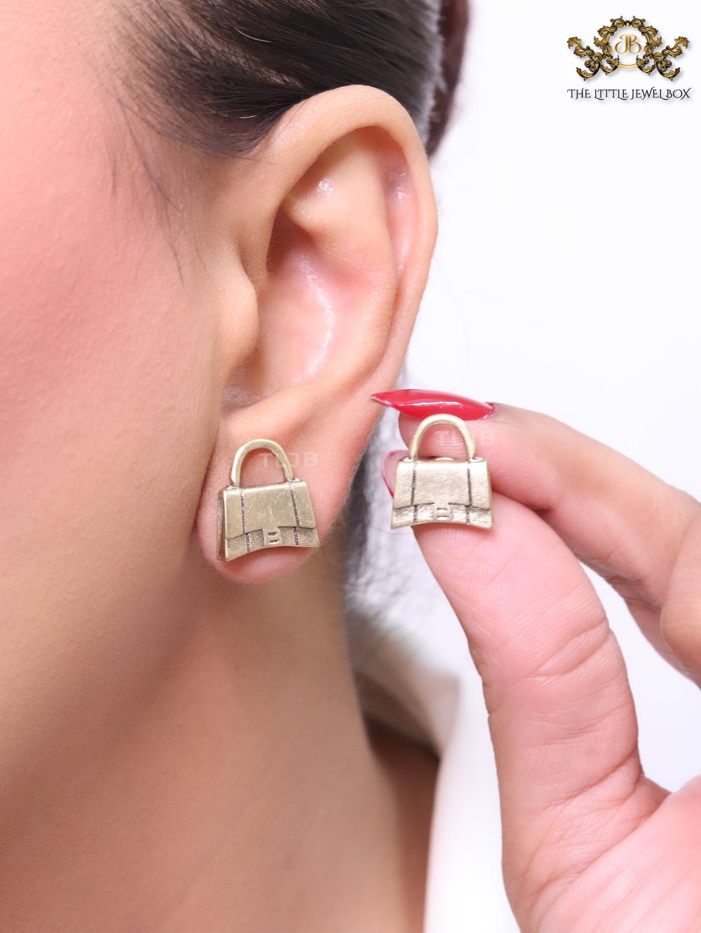 Alphabet B bag studs in platinum finish