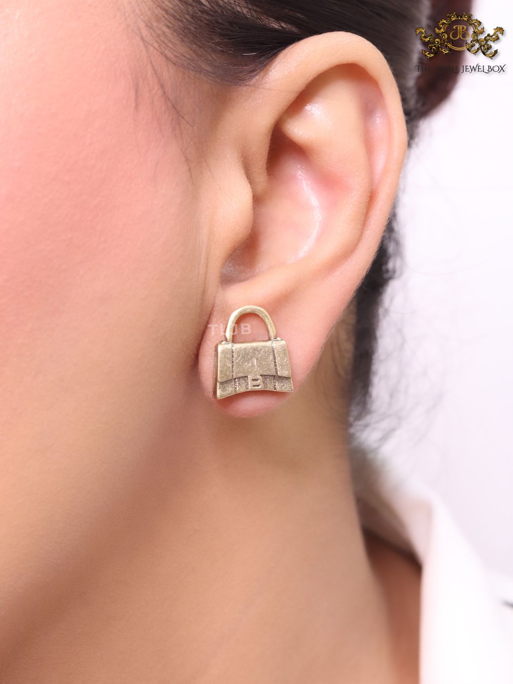 Alphabet B bag studs in platinum finish