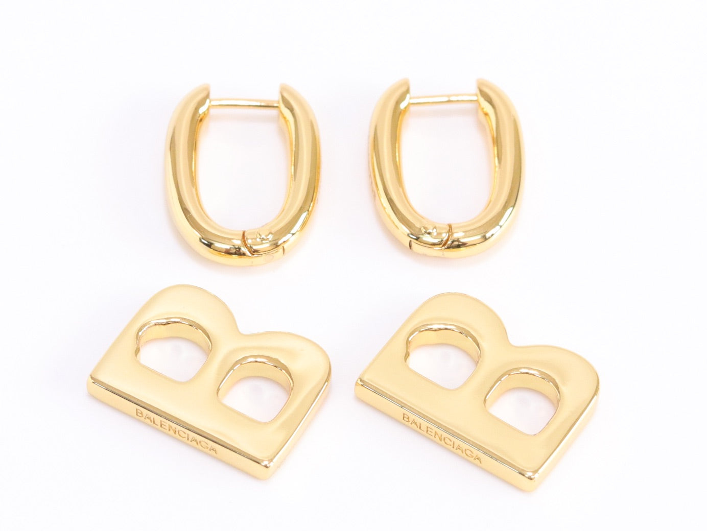 Alphabet B interlocked hoops in gold finish