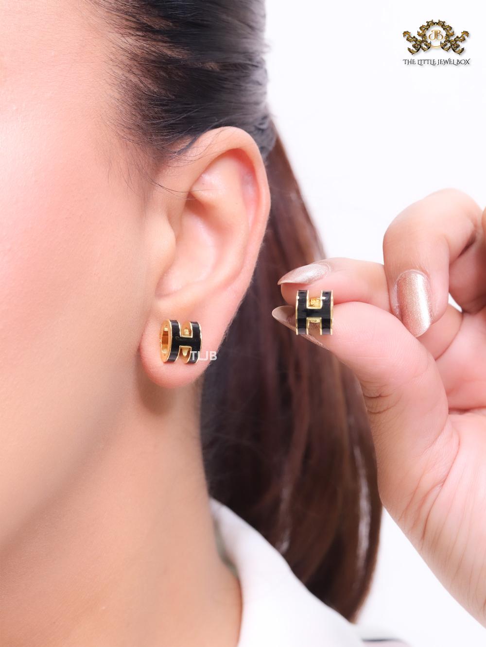 Alphabet H enamel studs- Black