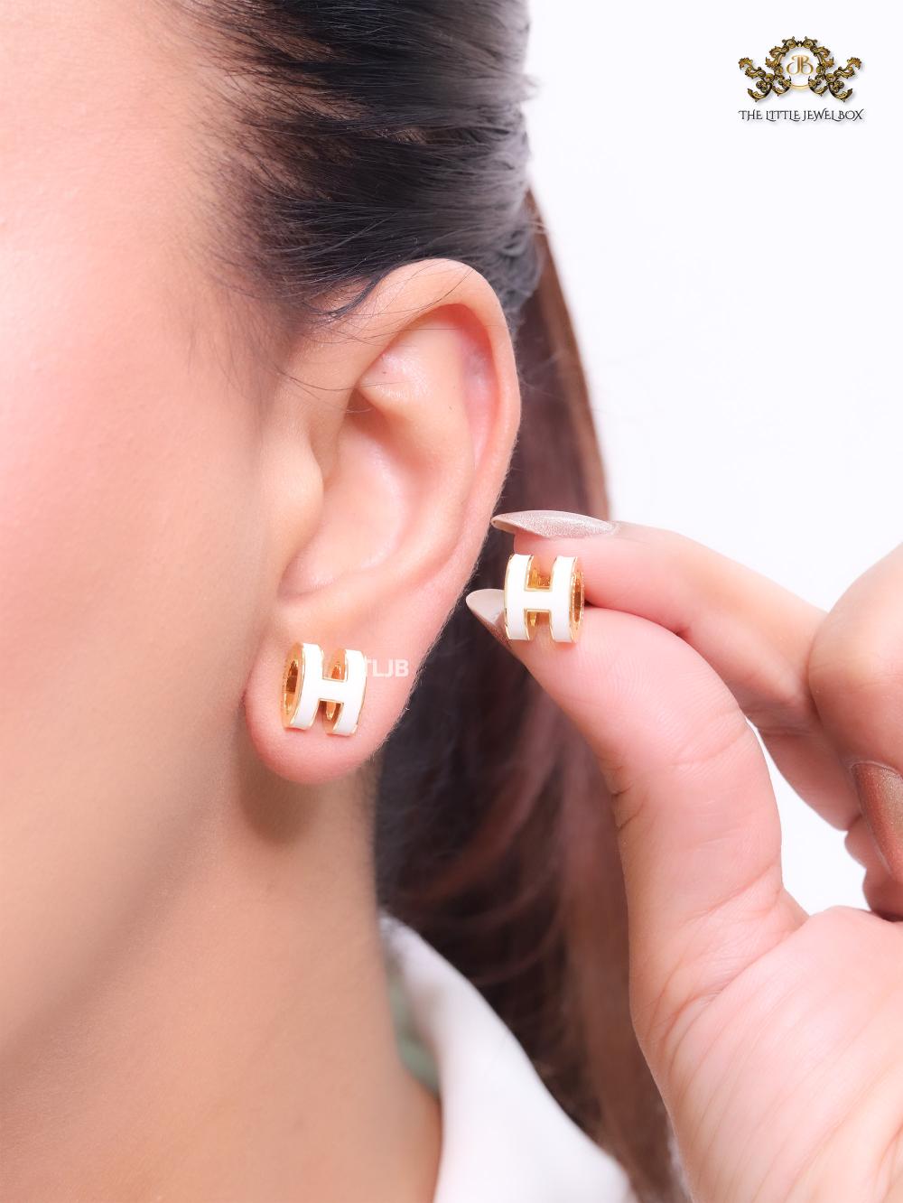 Alphabet H enamel studs- white