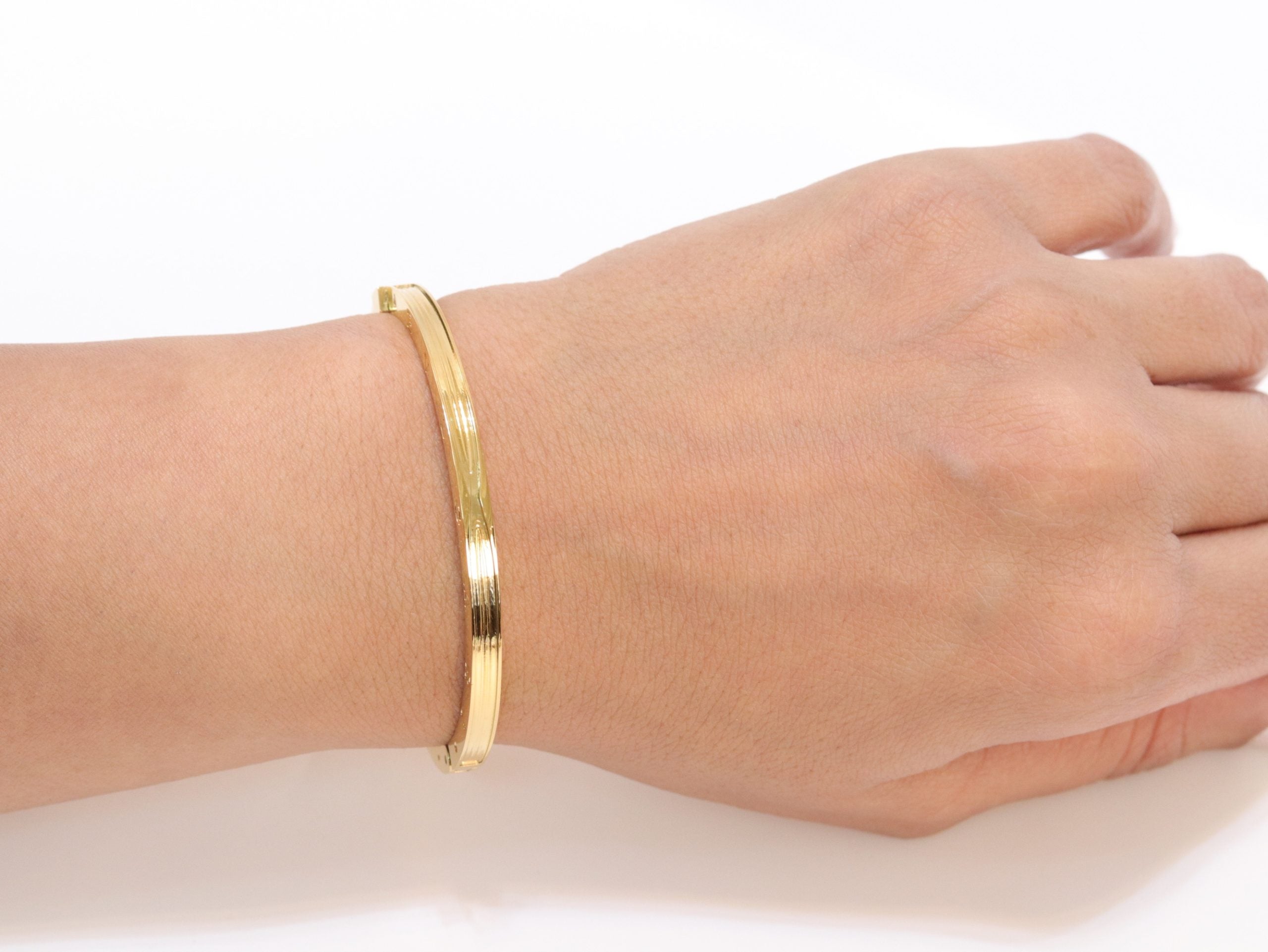 Alphabet B Sleek bracelet in gold finish
