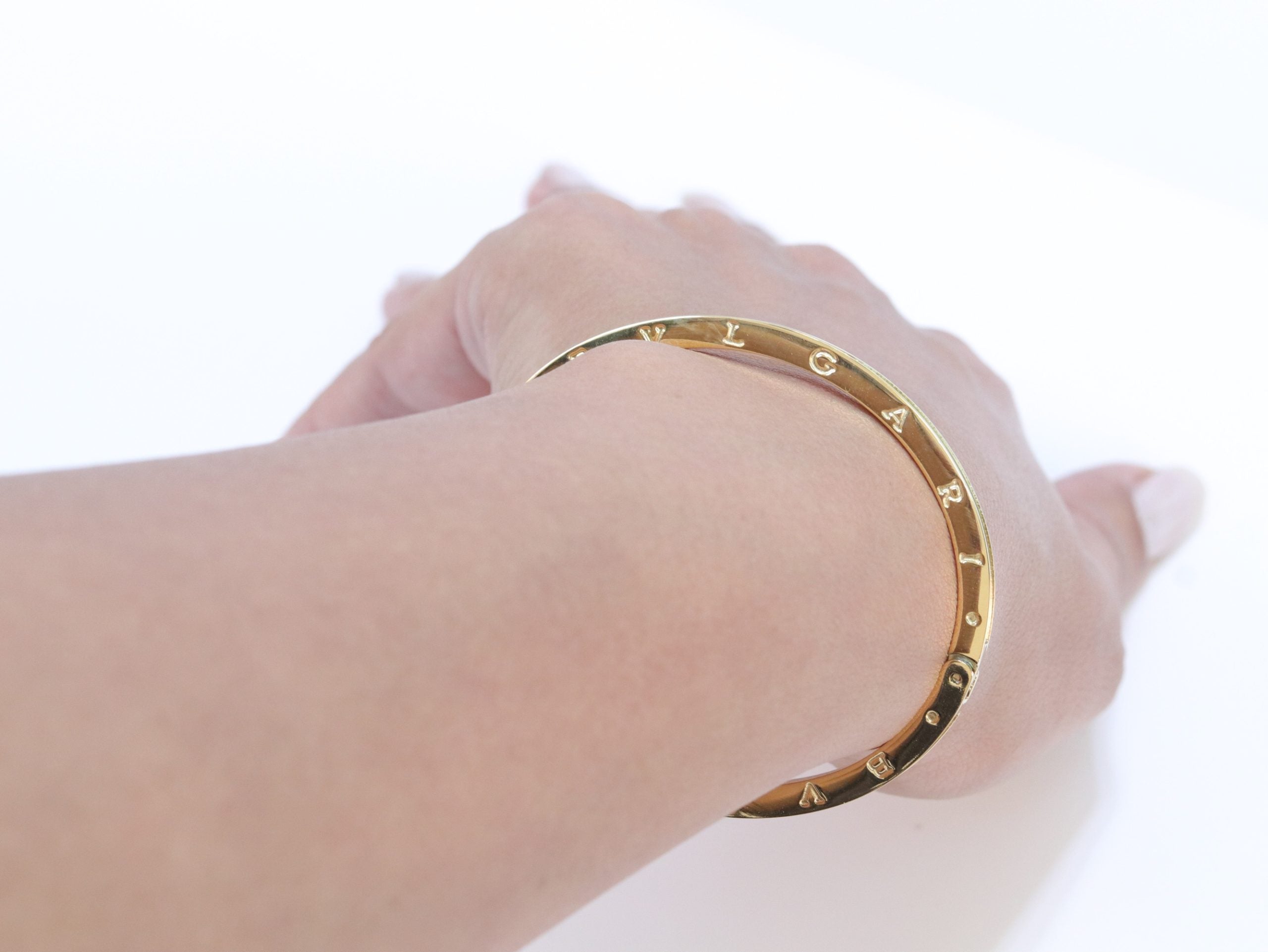Alphabet B Sleek bracelet in gold finish
