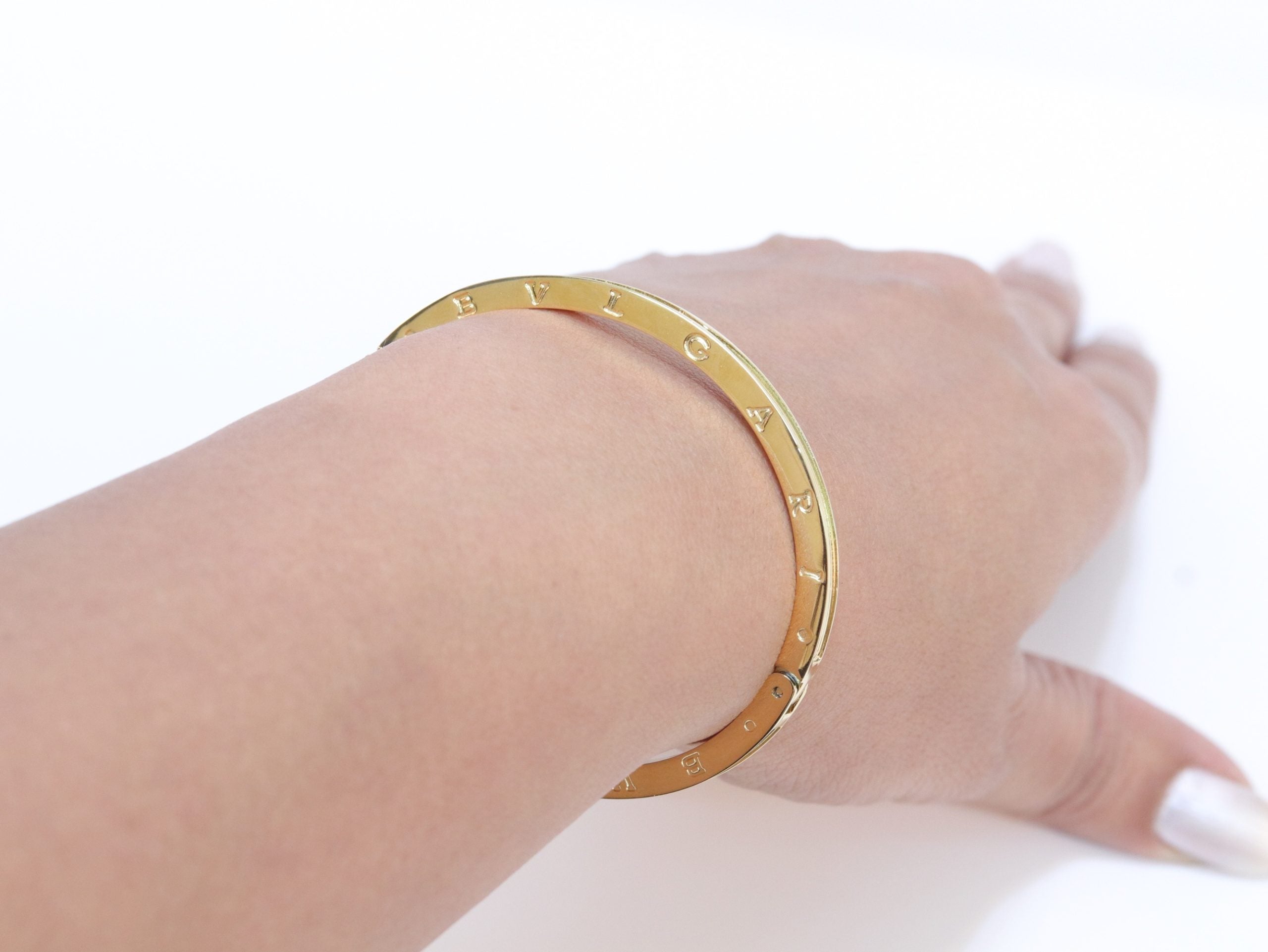 Alphabet B Sleek bracelet in gold finish