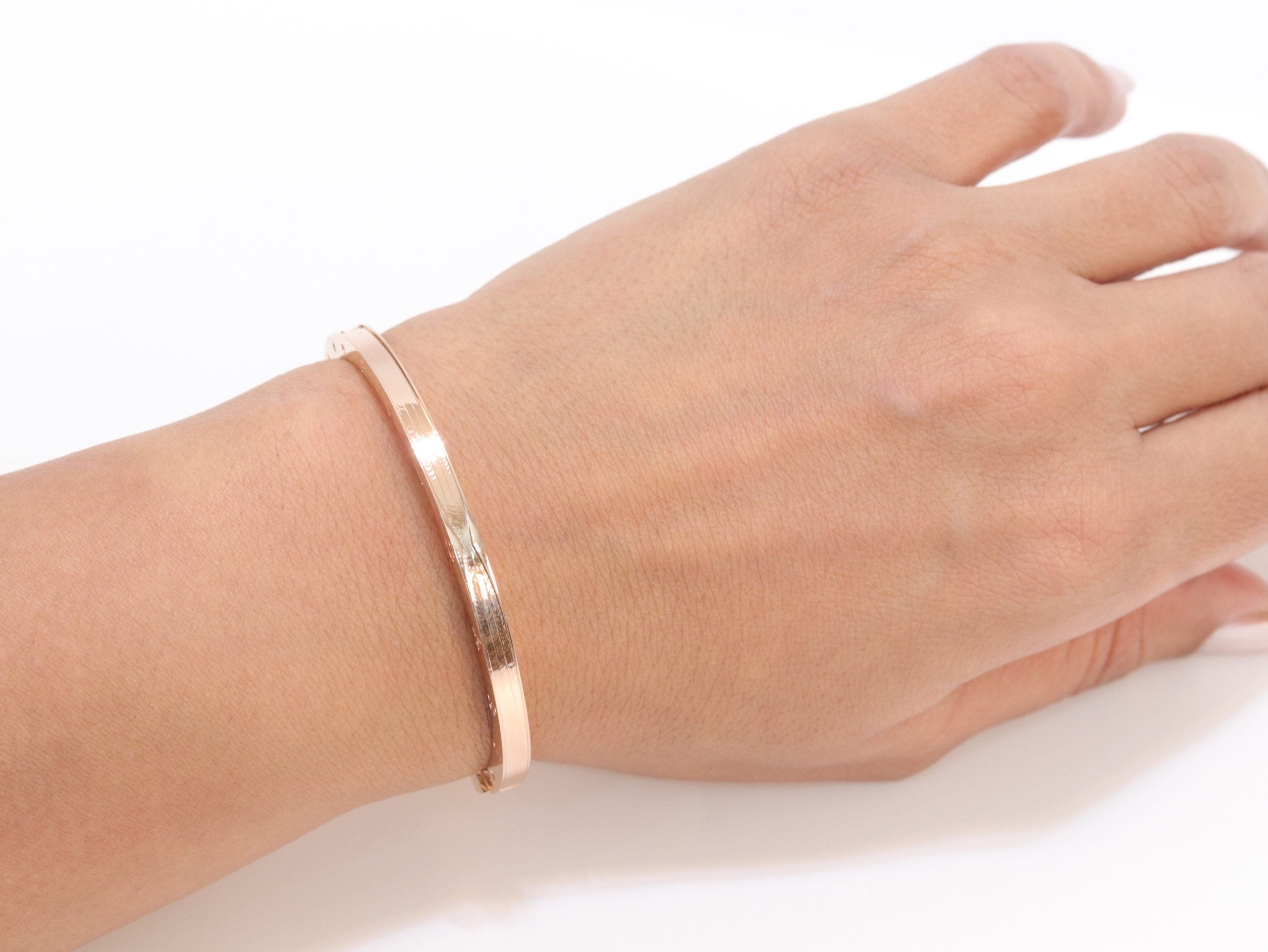 Alphabet B Sleek bracelet in rose gold finish