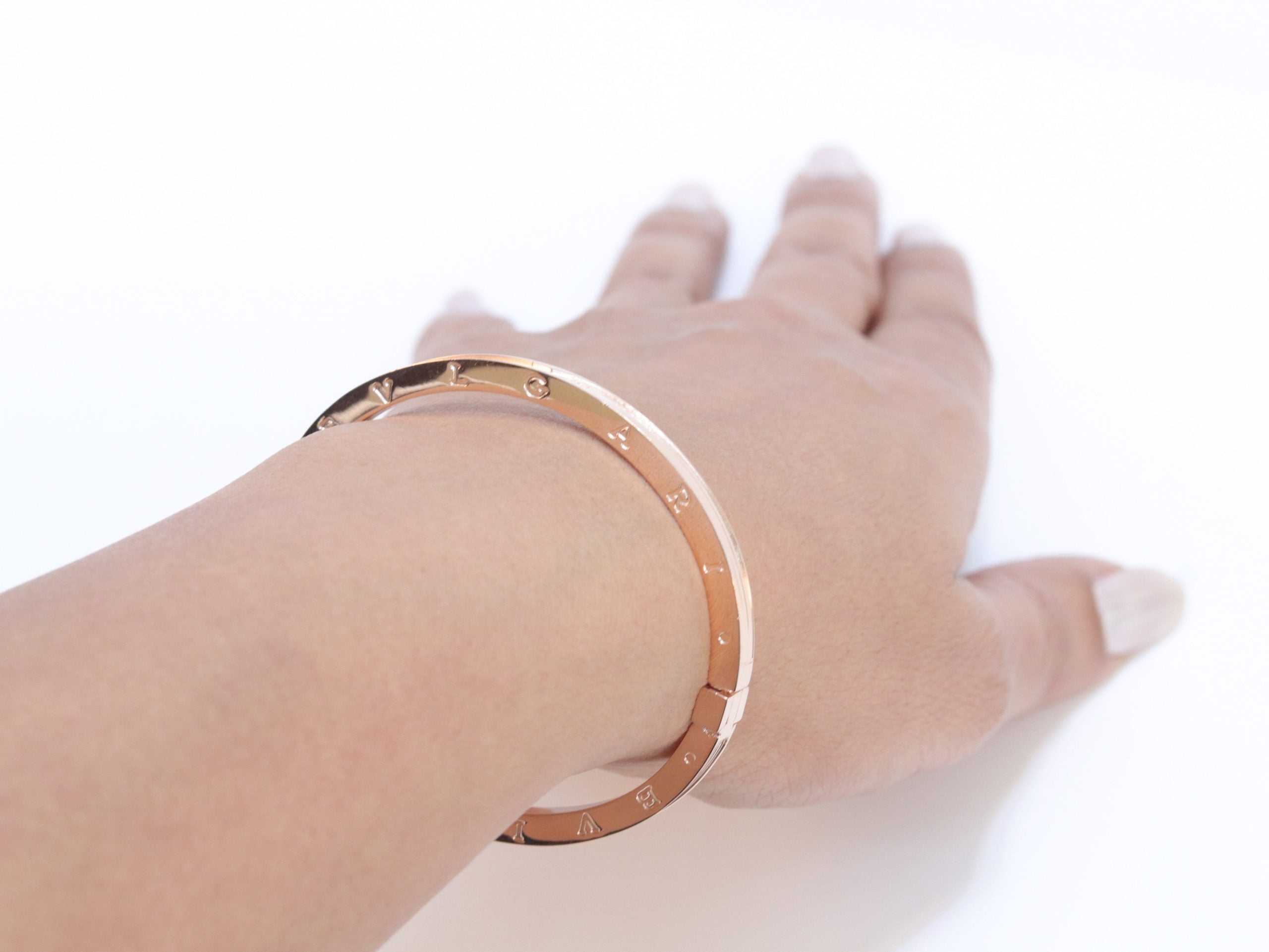 Alphabet B Sleek bracelet in rose gold finish