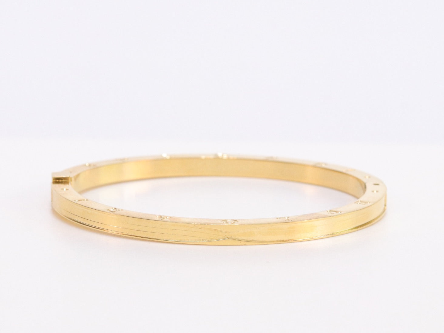 Alphabet B Sleek bracelet in gold finish