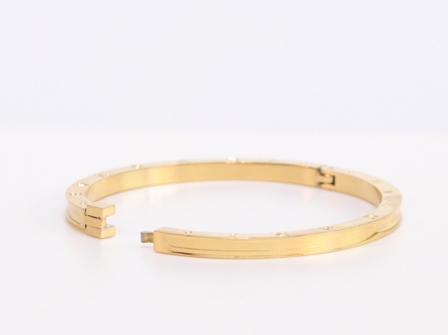 Alphabet B Sleek bracelet in gold finish