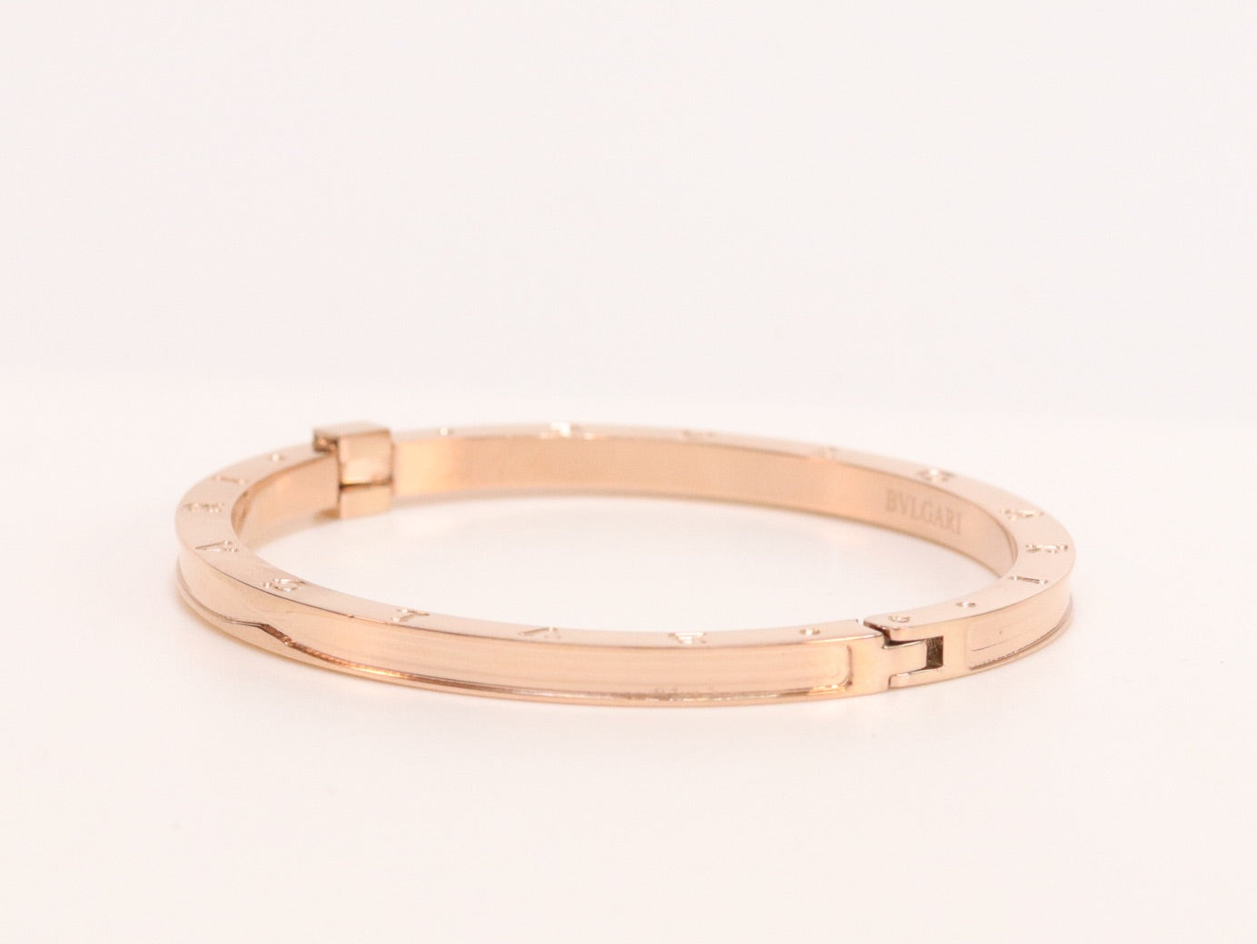 Alphabet B Sleek bracelet in rose gold finish
