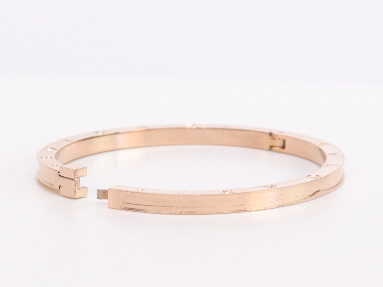 Alphabet B Sleek bracelet in rose gold finish