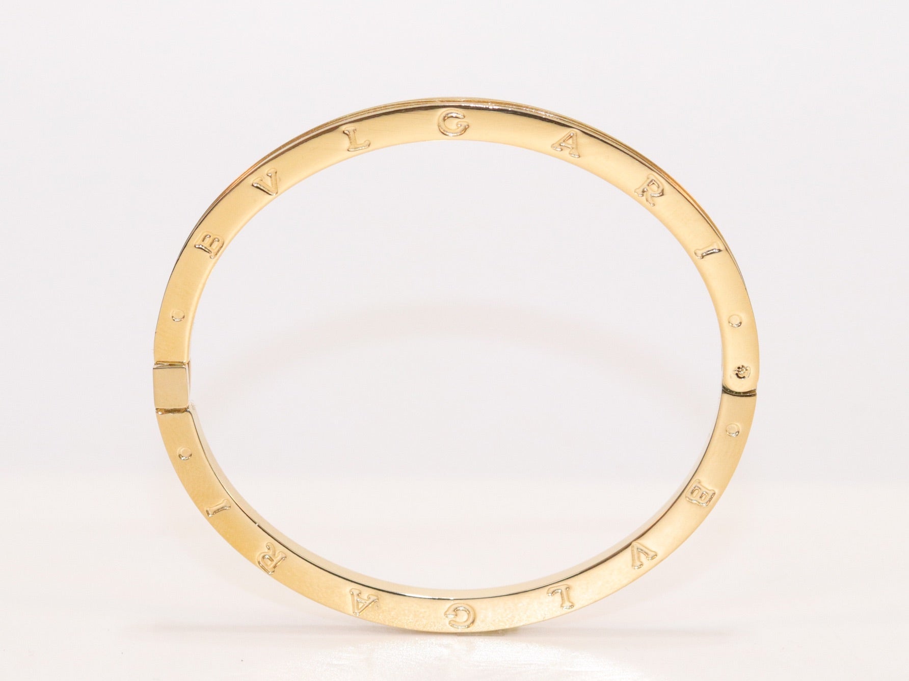 Alphabet B Sleek bracelet in gold finish