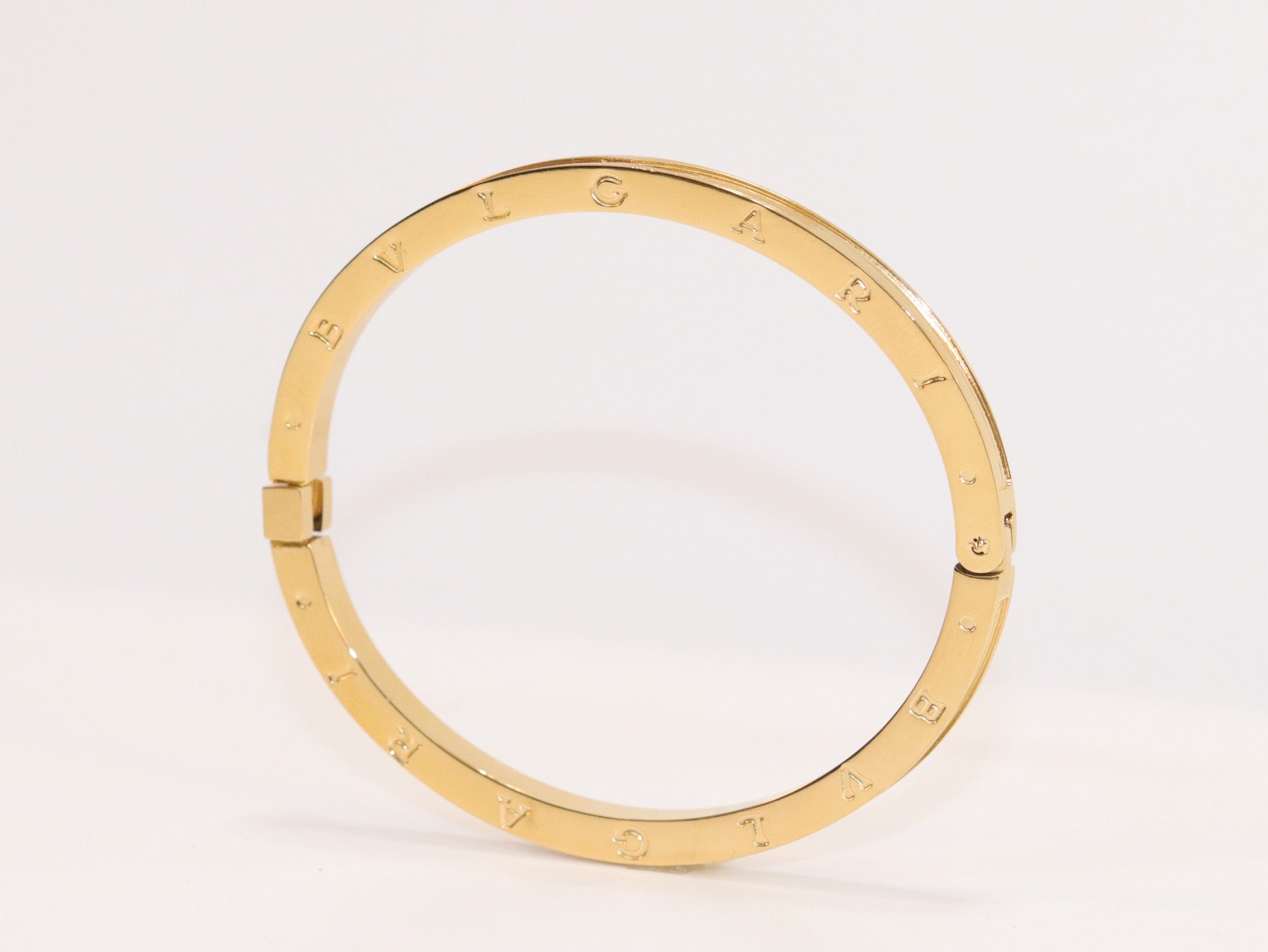 Alphabet B Sleek bracelet in gold finish