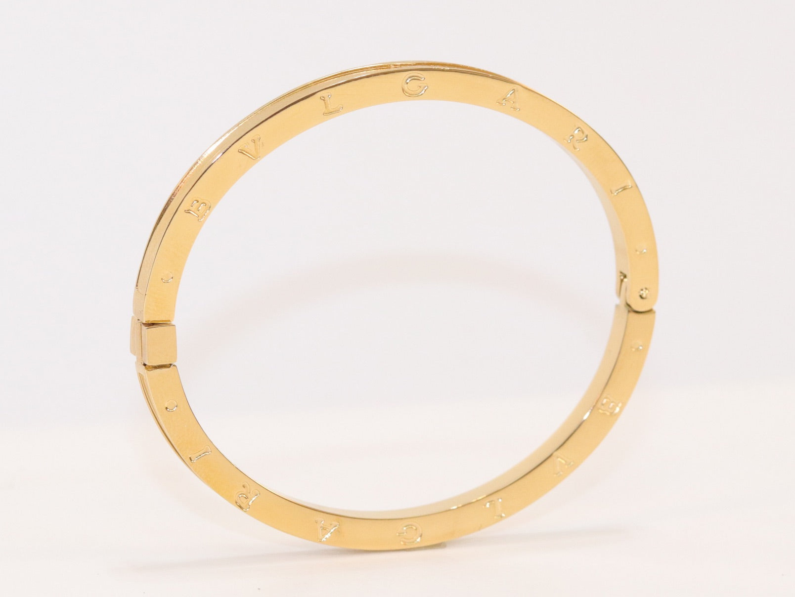 Alphabet B Sleek bracelet in gold finish