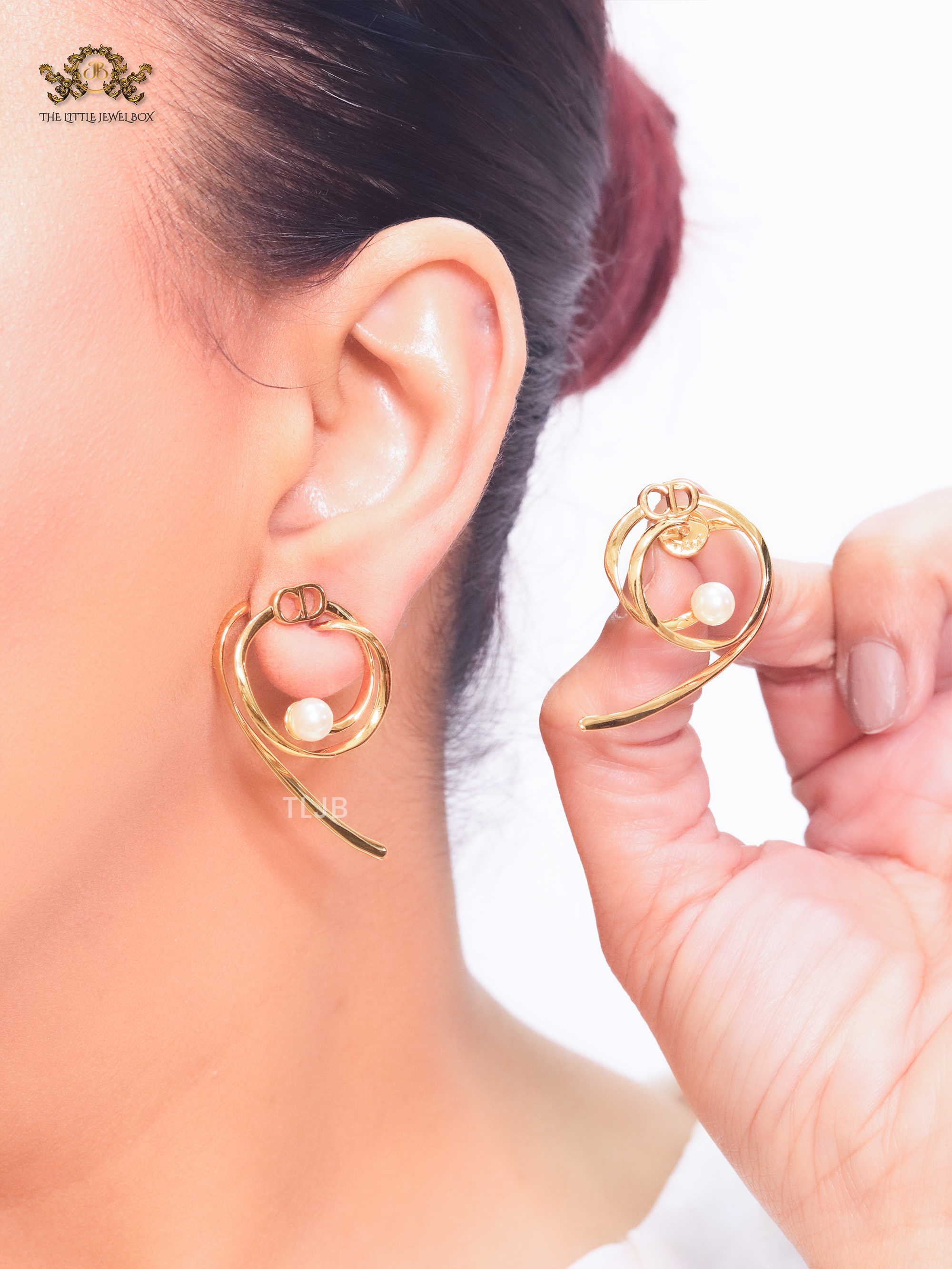 Alphabet CD twisted pearl studs