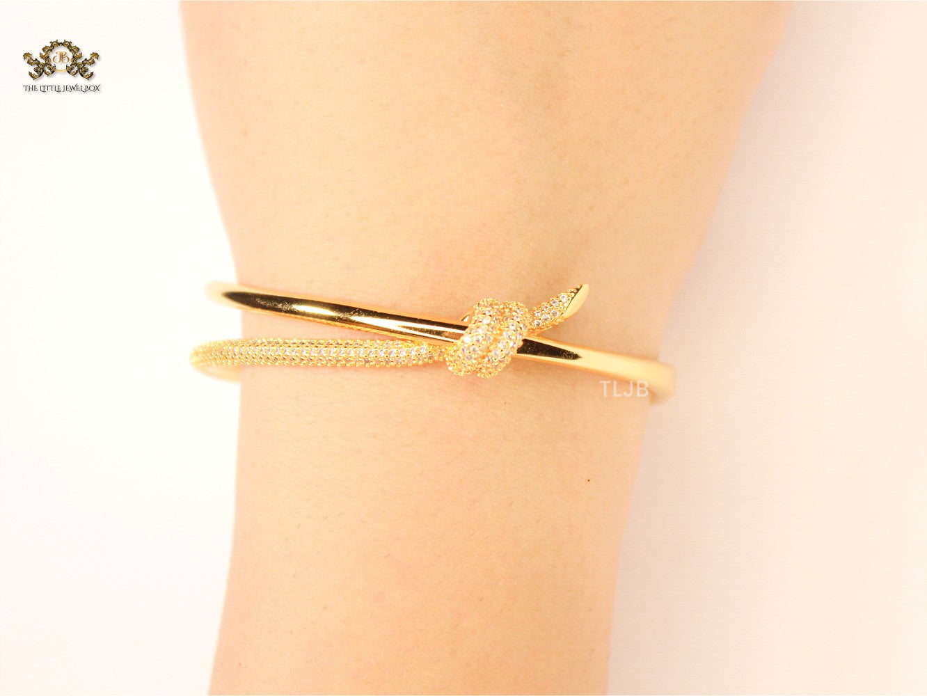 Alphabet T& Co knot bracelet in gold