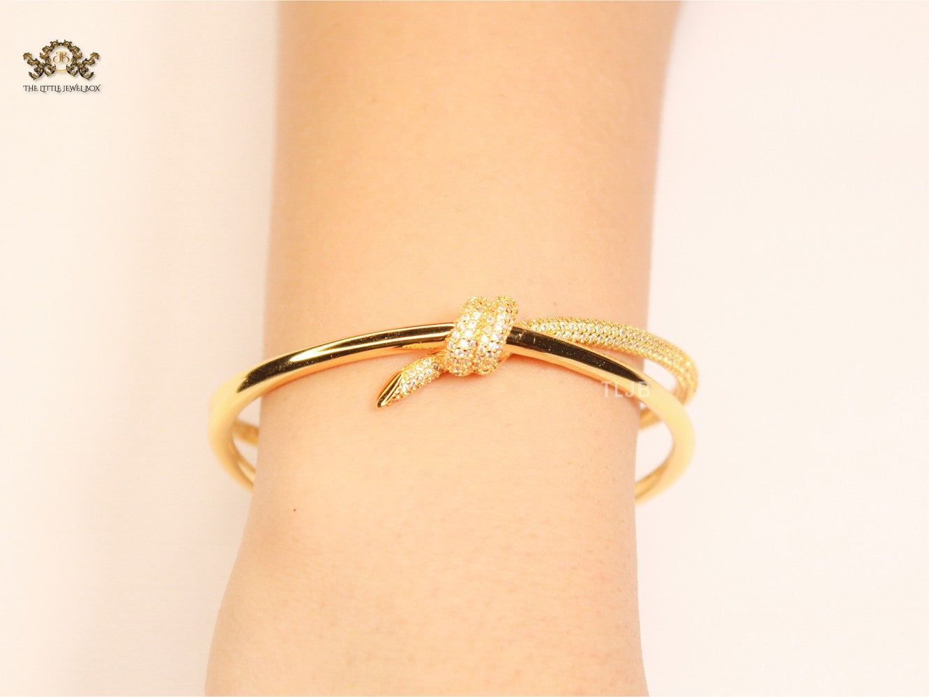 Alphabet T& Co knot bracelet in gold
