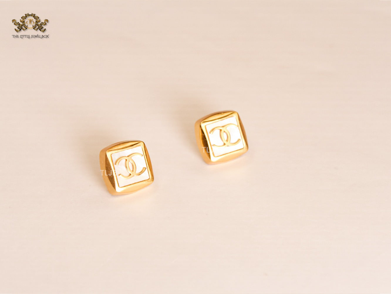 twin c MOP square Stud earrings