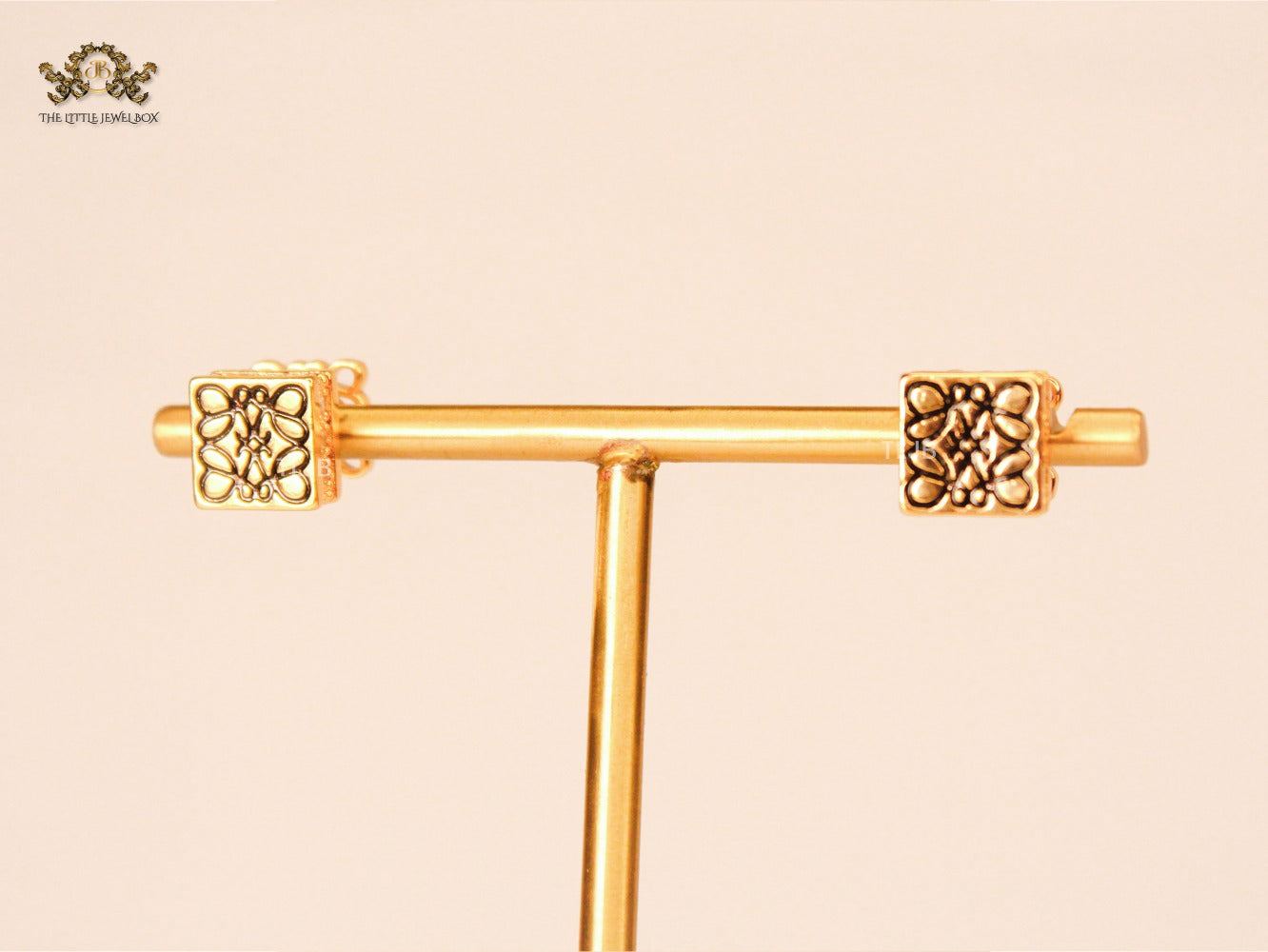 Alphabet L black emboss Stud with cz border