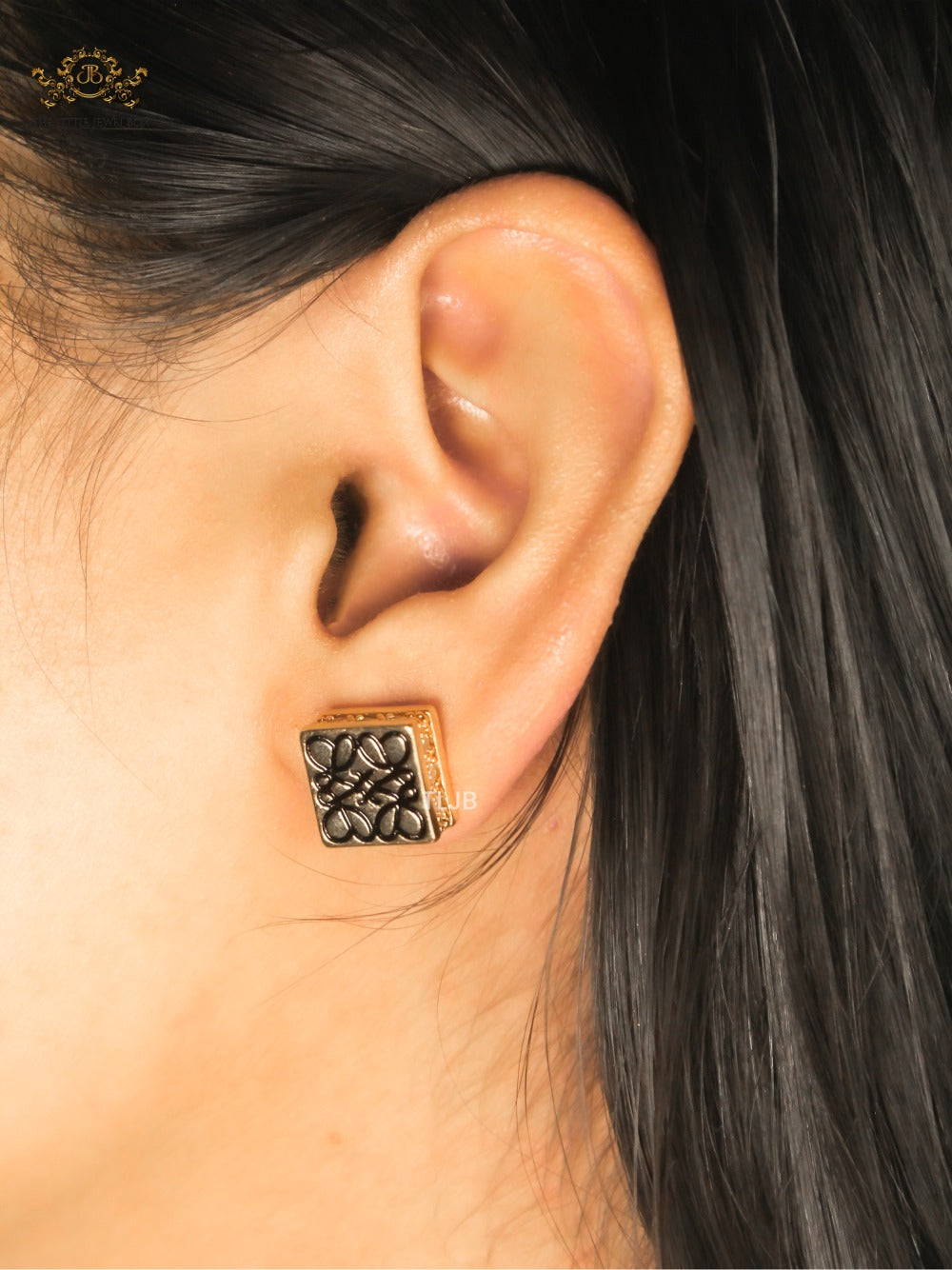 Alphabet L black emboss Stud with cz border