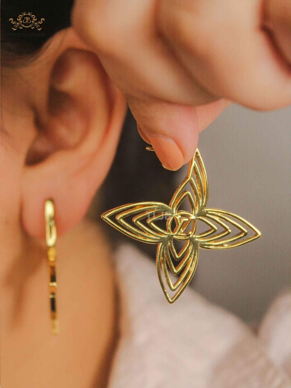 Alphabet L&V gold spike flower earrings