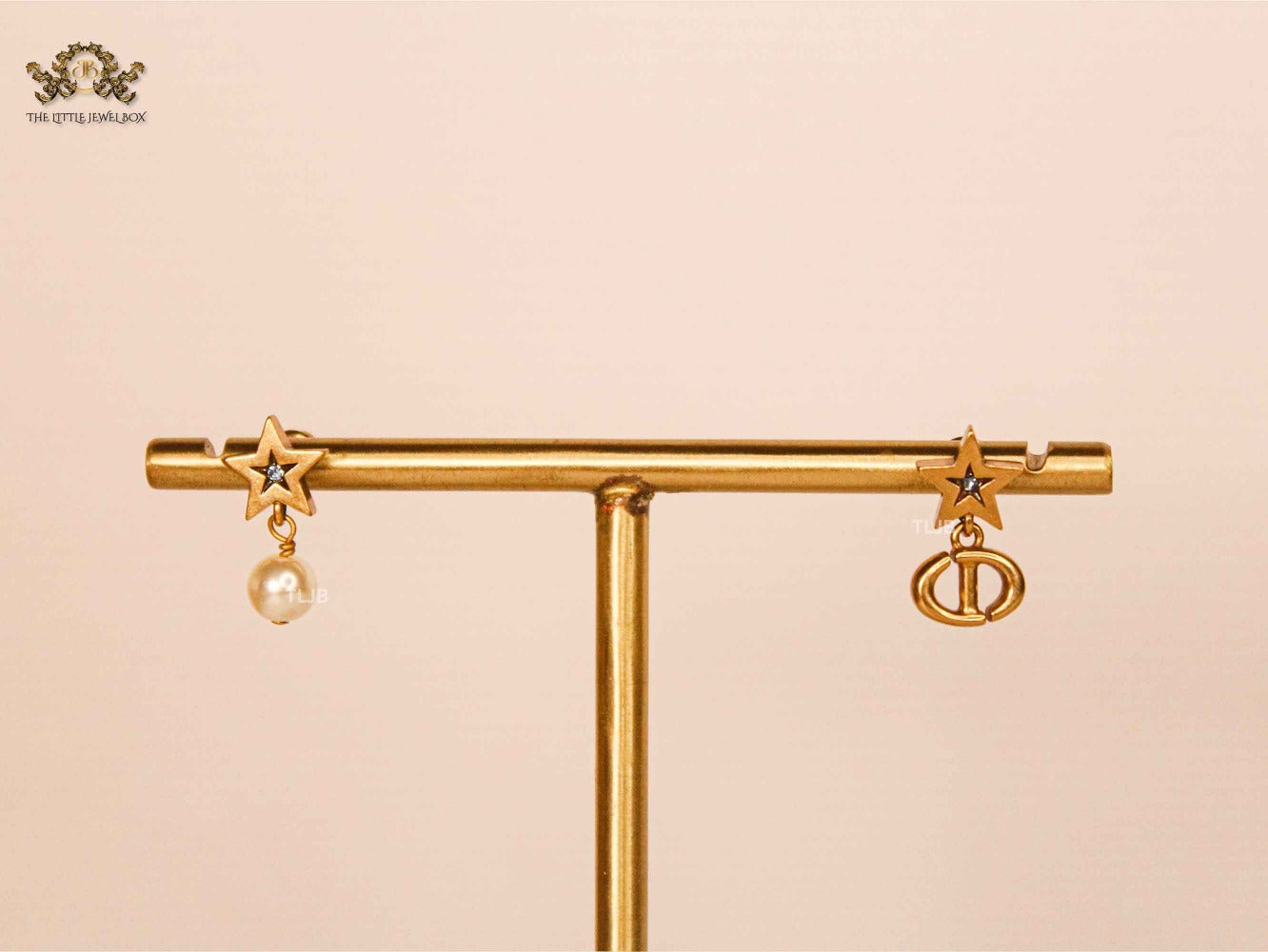 Alphabet CD Pearl and Star mismatch earrings