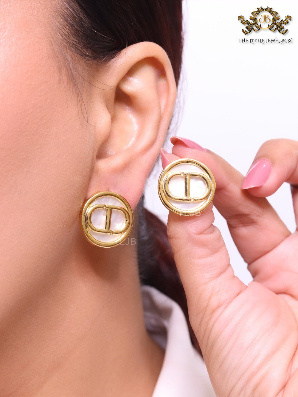 Gold Round Alphabet C & D earrings