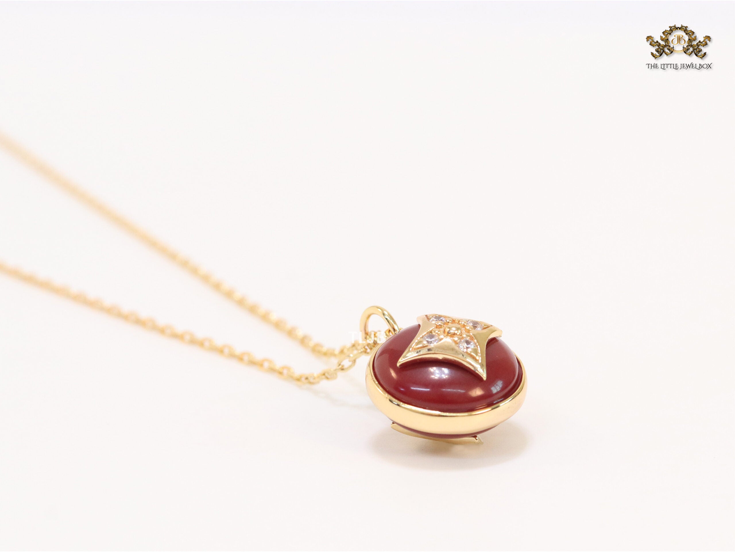 Red clover with enamel chain