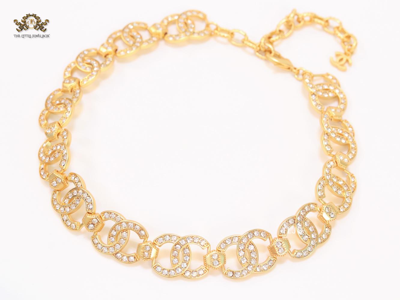 Alphabet V CZ and gold link chain