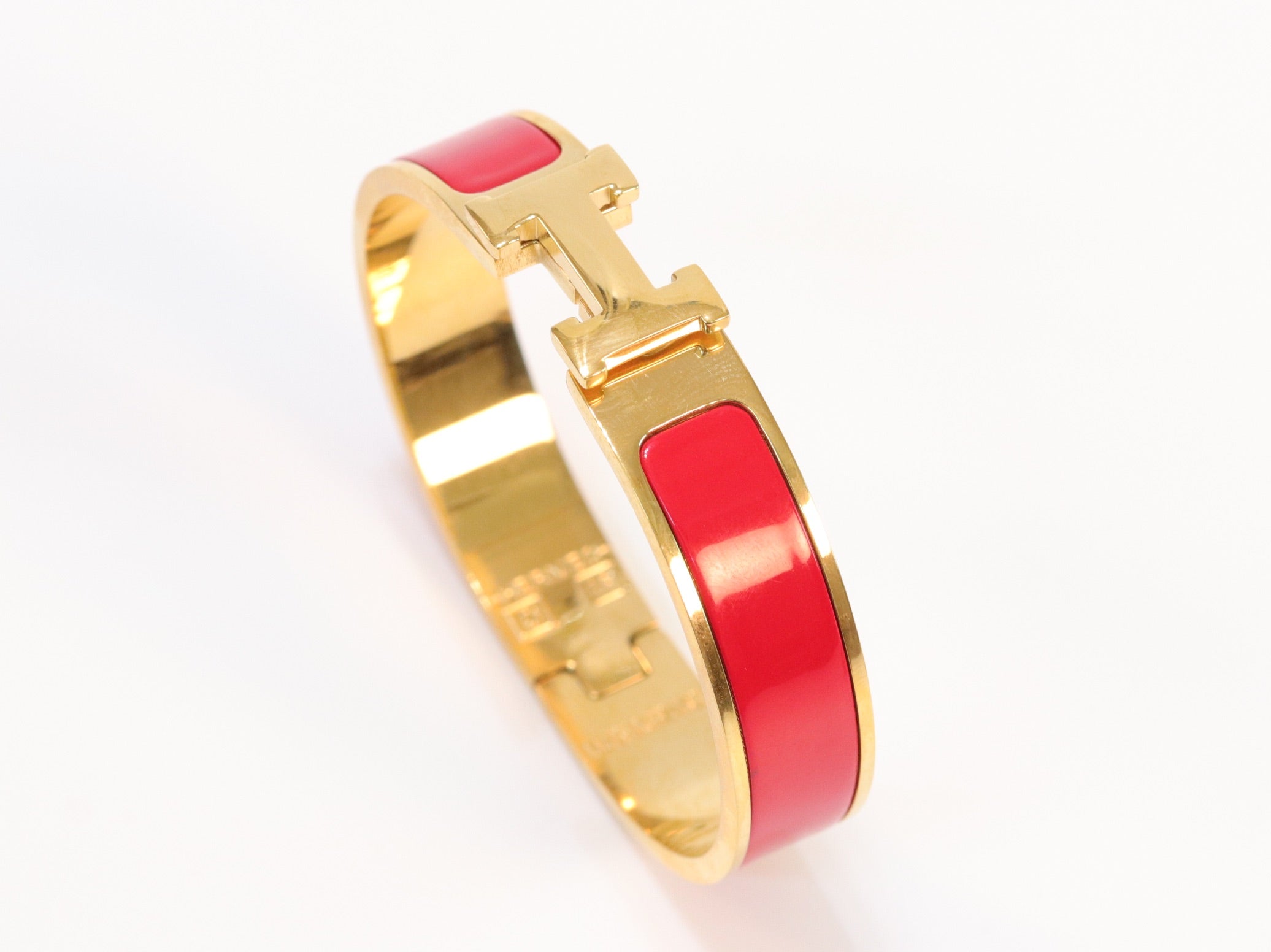 Alphabet H red 12 mm bracelet in gold