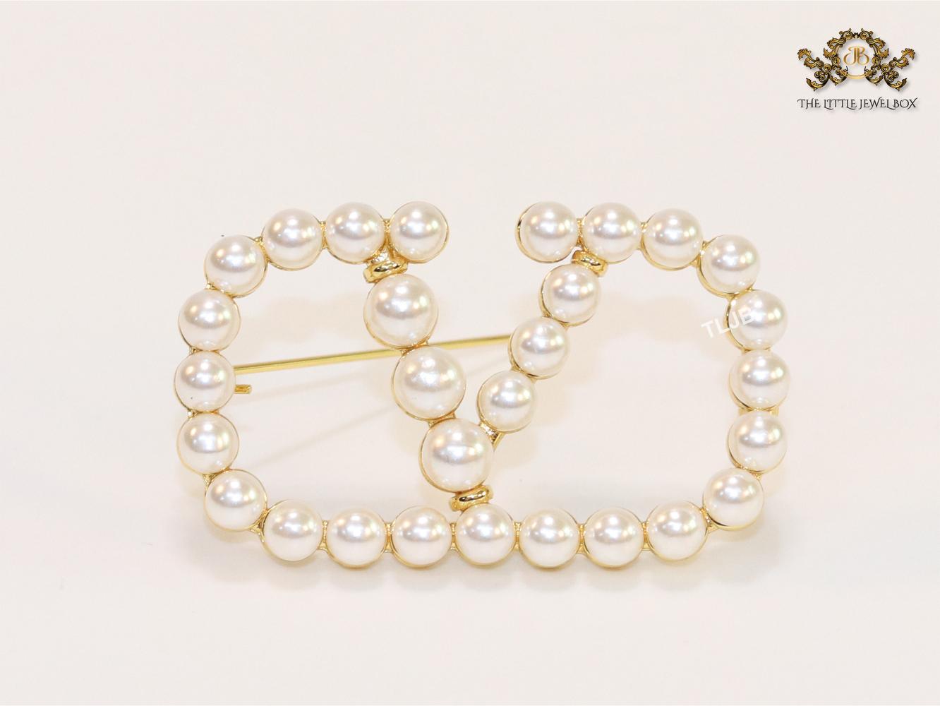 Alphabet open V pearl & gold brooch