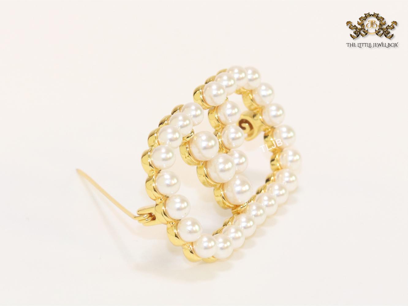 Alphabet open V pearl & gold brooch