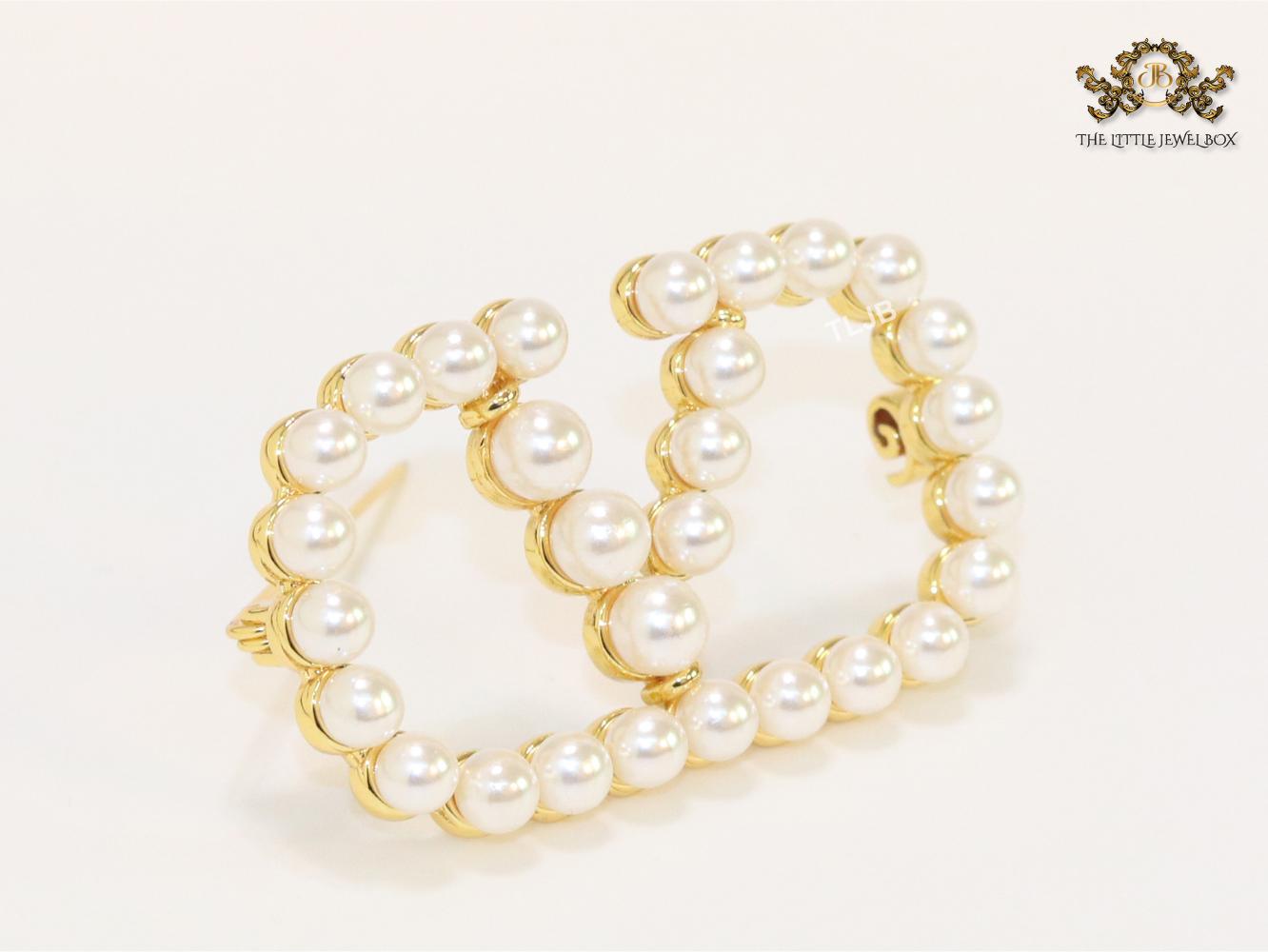 Alphabet open V pearl & gold brooch