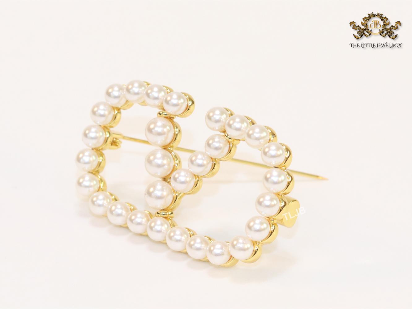 Alphabet open V pearl & gold brooch