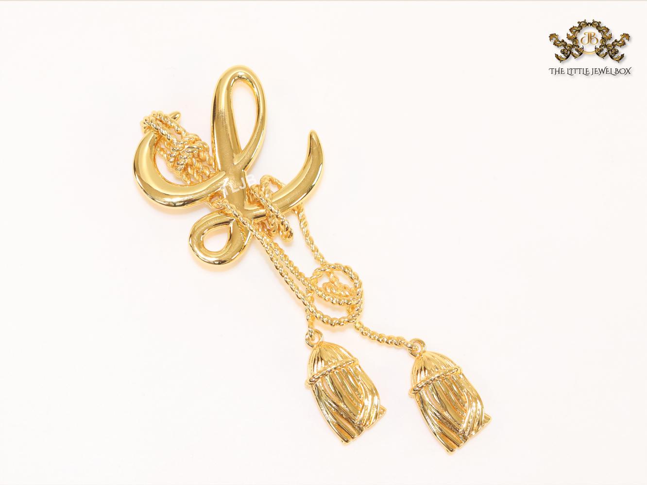 Alphabet LW gold hangings brooch