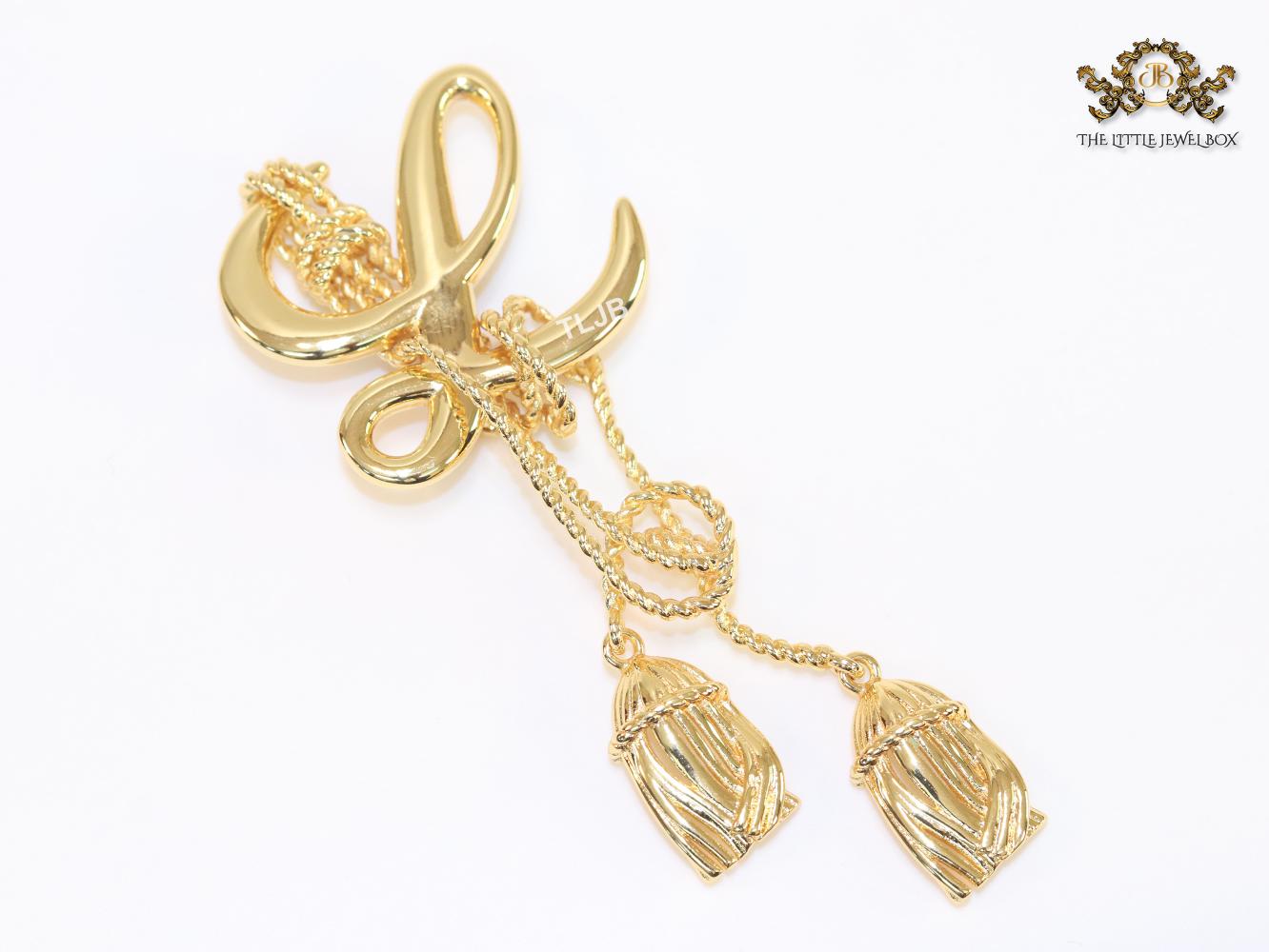 Alphabet LW gold hangings brooch