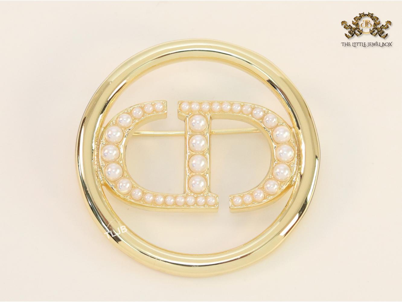 Alphabet CD gold & pearl round brooch