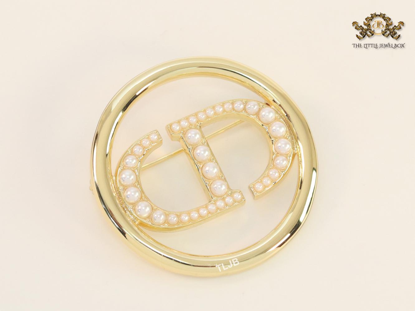 Alphabet CD gold & pearl round brooch