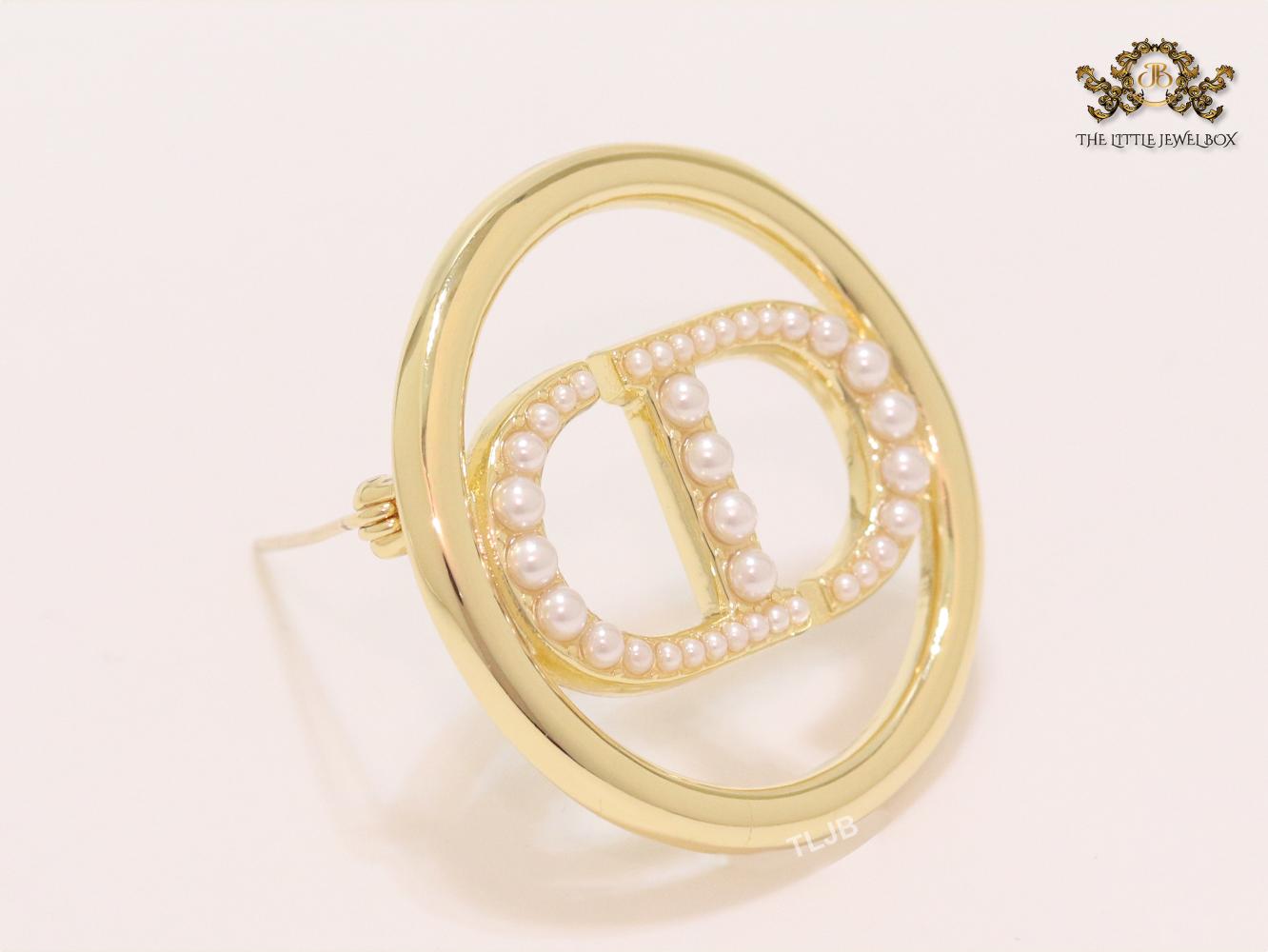 Alphabet CD gold & pearl round brooch