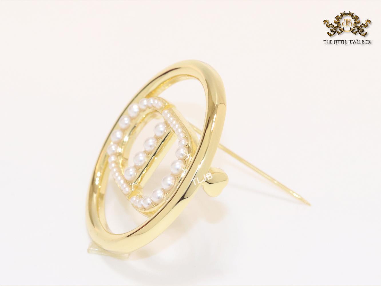 Alphabet CD gold & pearl round brooch