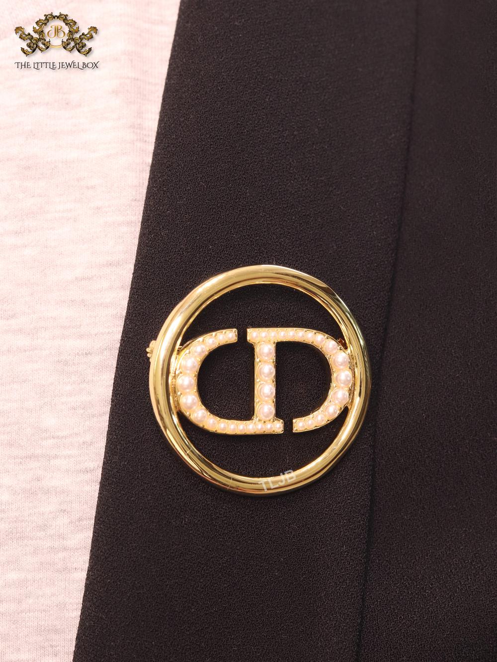 Alphabet CD gold & pearl round brooch