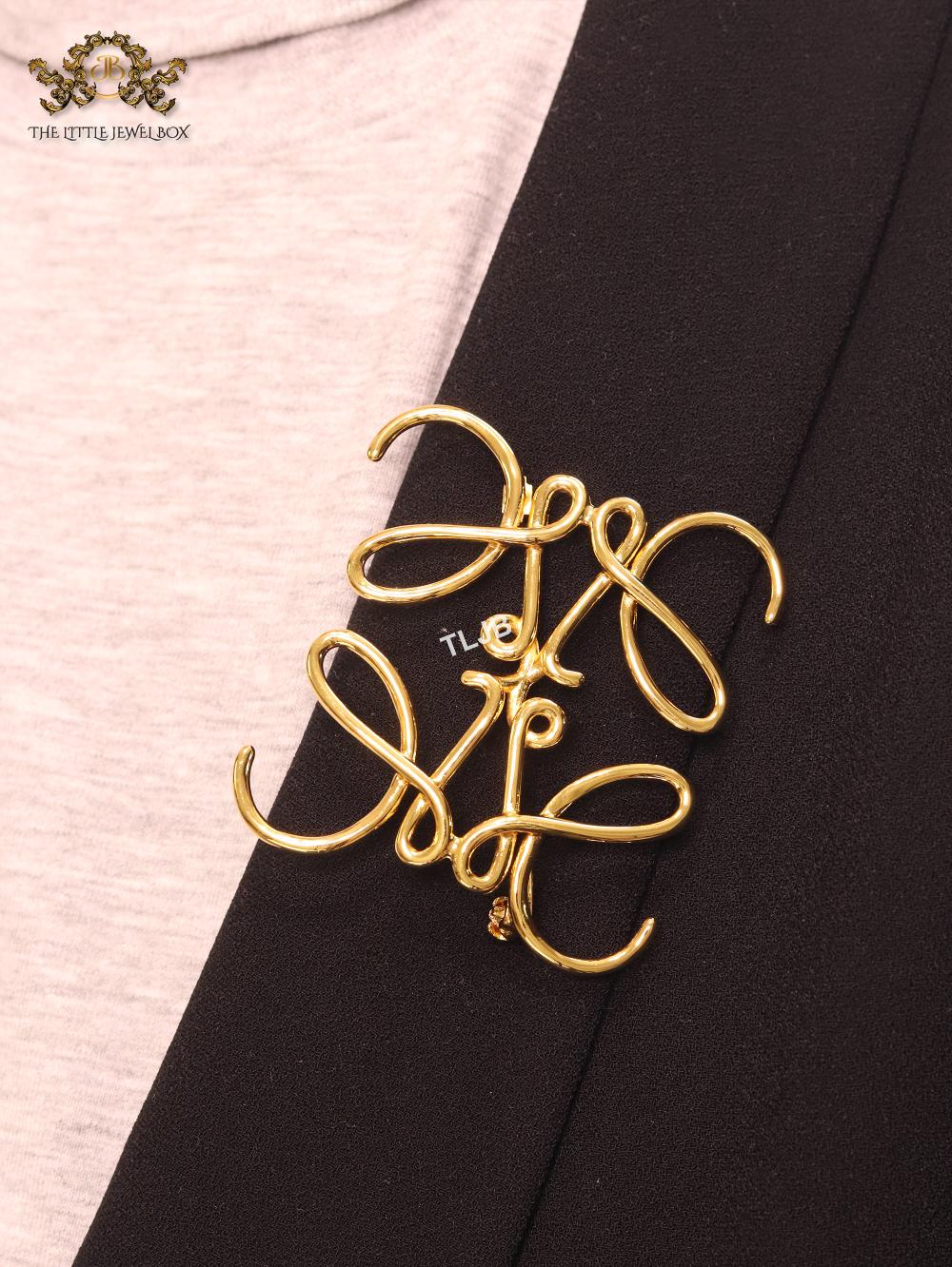 Alphabet LW Plain sleek brooch