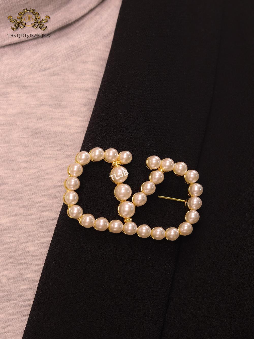 Alphabet open V pearl & gold brooch