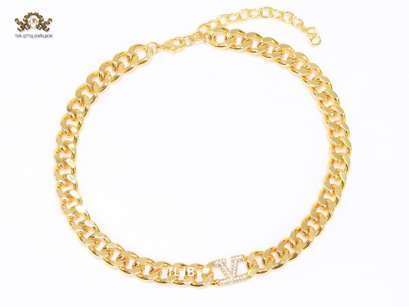 Alphabet V link chain necklace