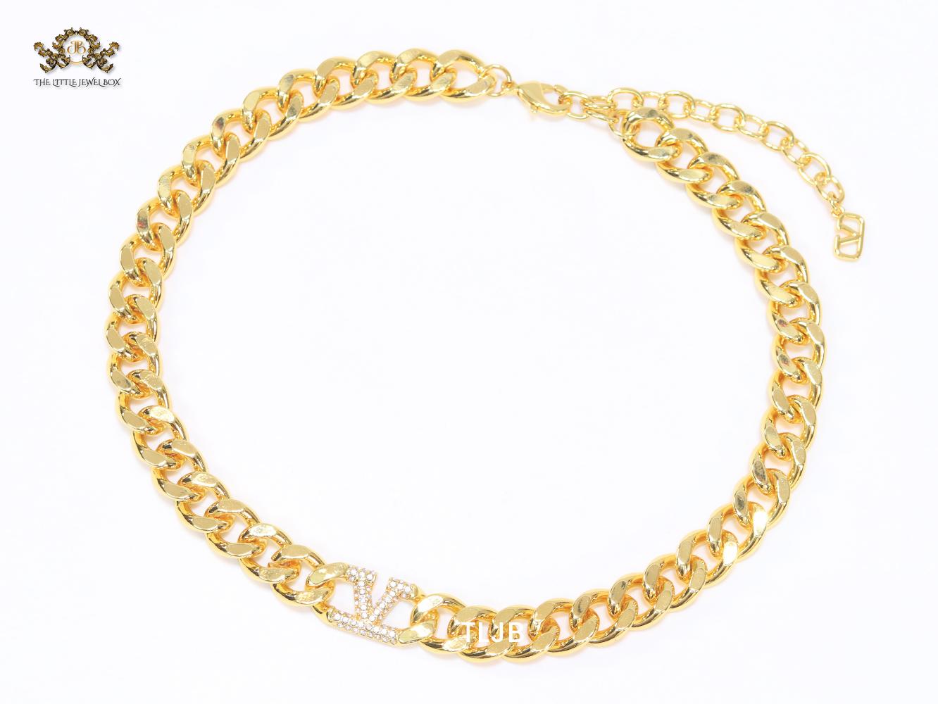 Alphabet V link chain necklace