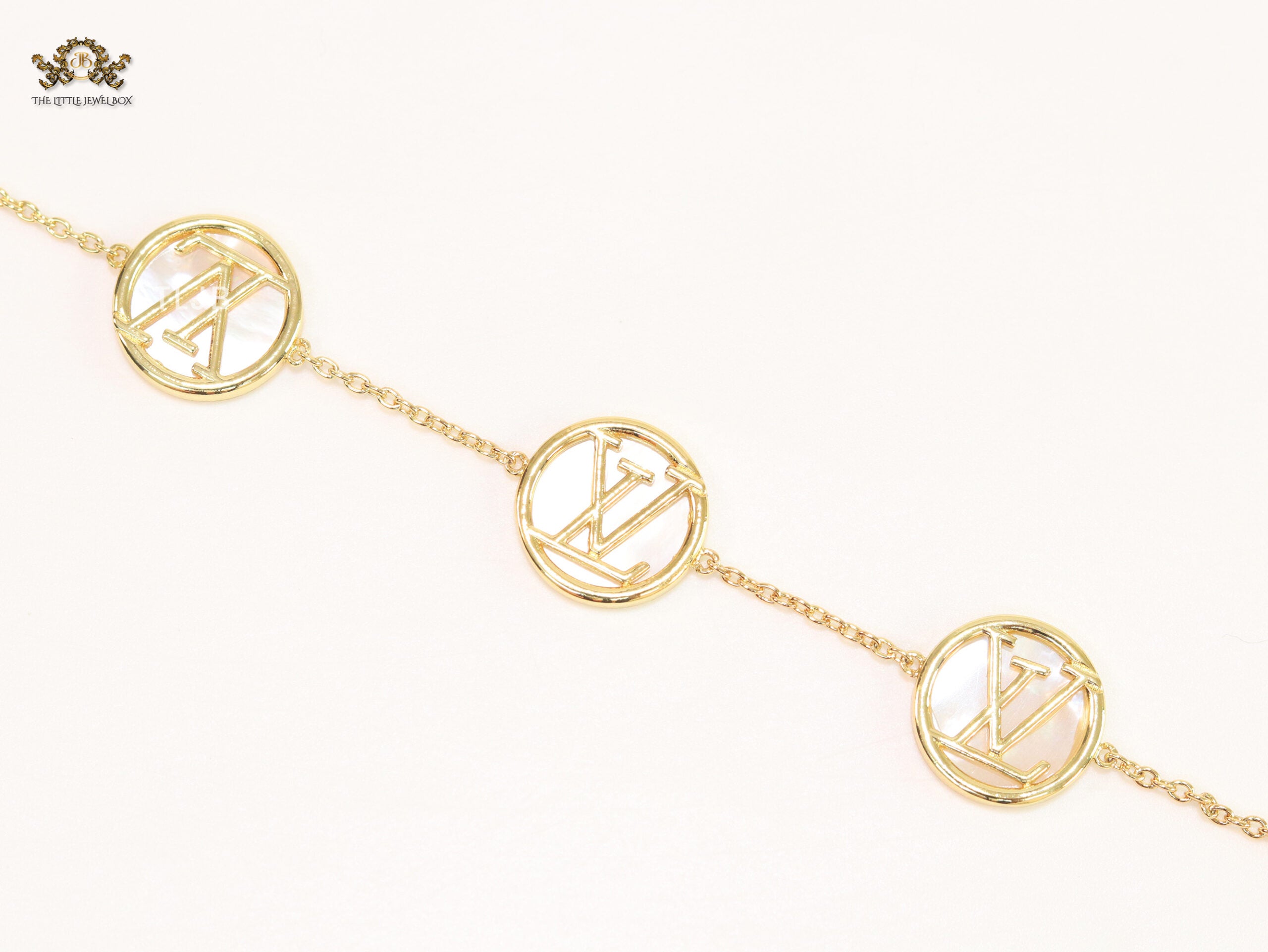 Alphabet L&V sleek gold chain bracelet
