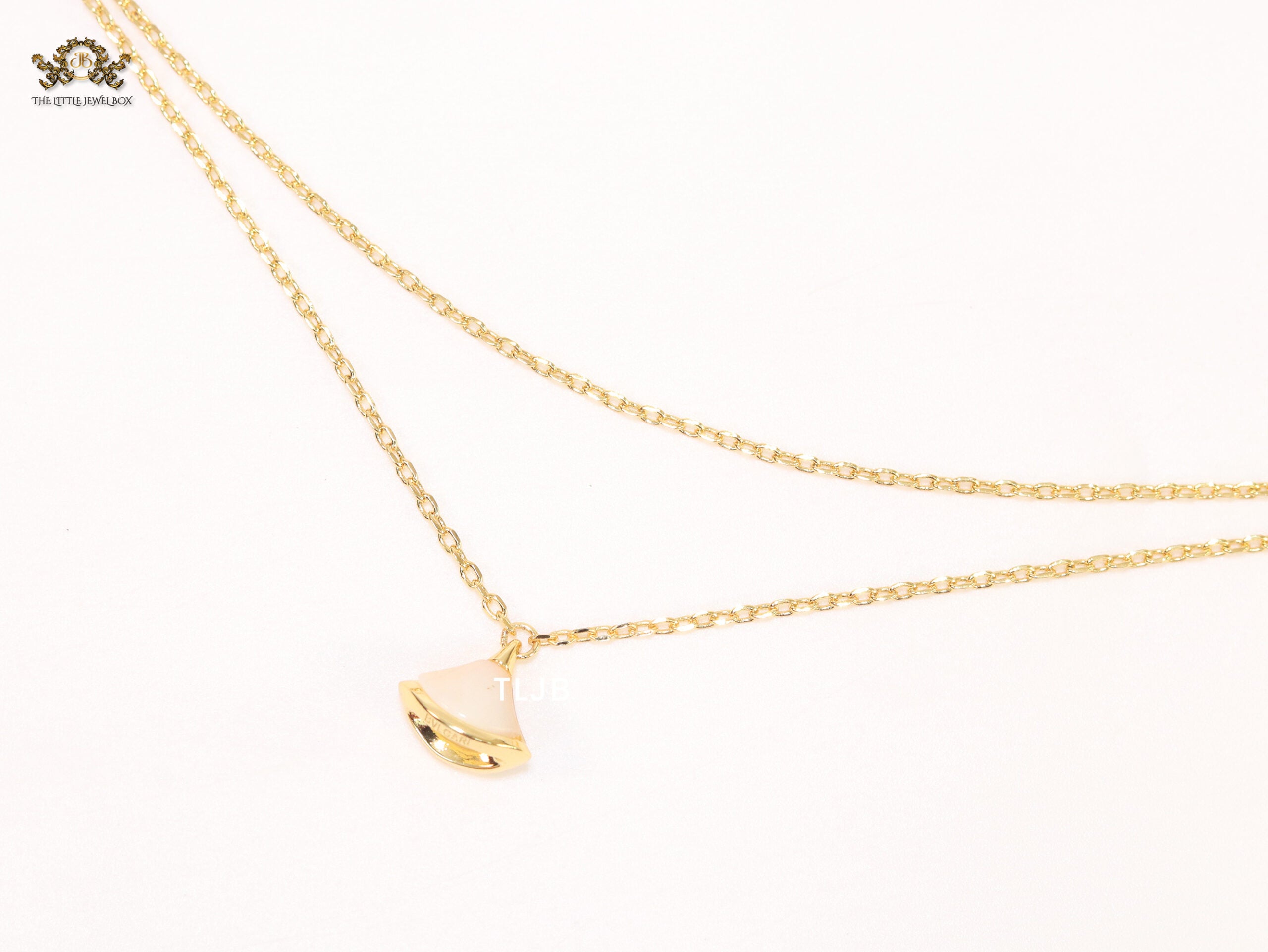 Alphabet B  sleek chain bracelet white